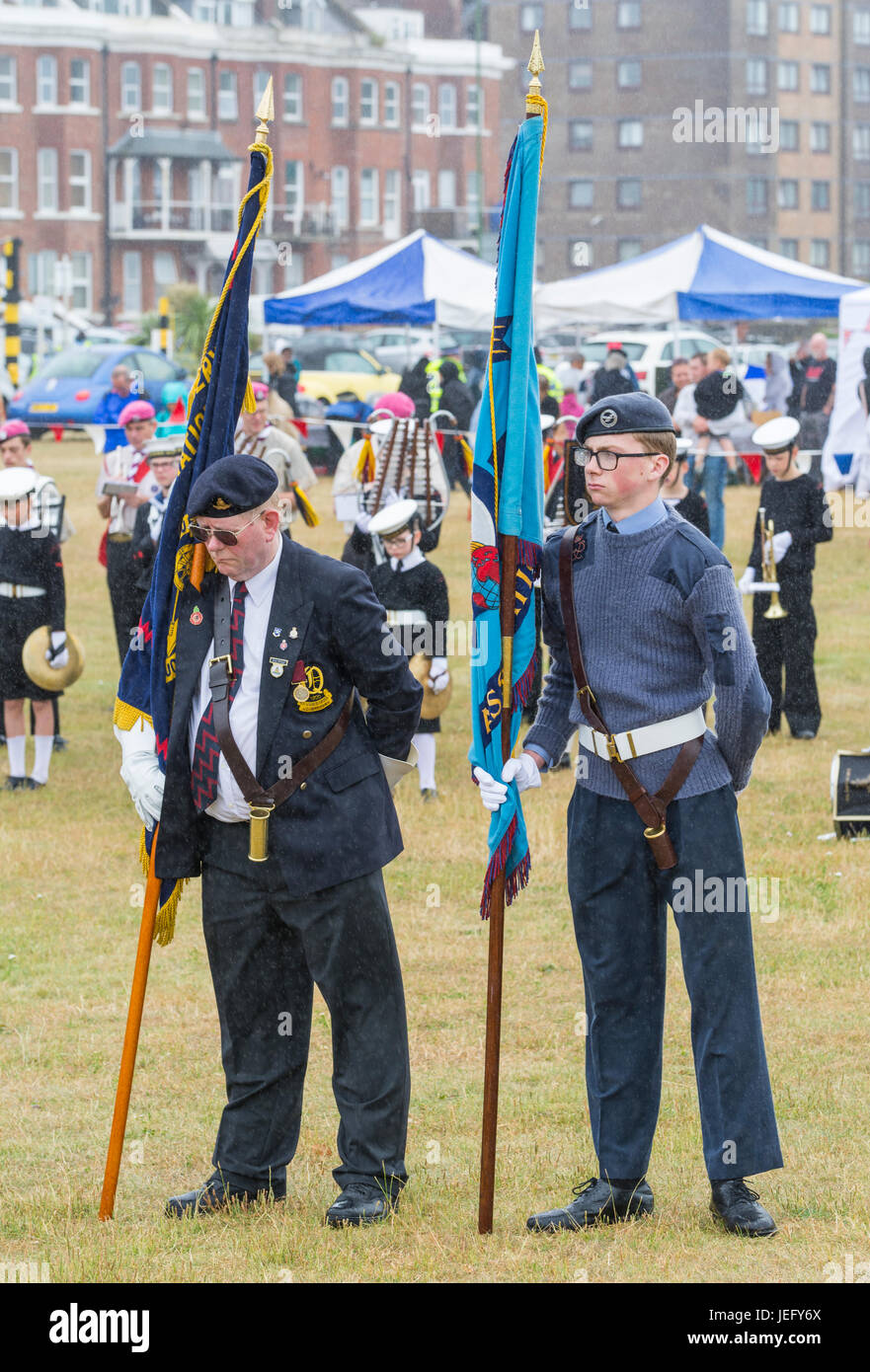 Giovani e vecchi militari di uomini stavano in piedi presso un servizio all'aperto in giugno 2017 le Forze Armate giorno in Littlehampton, Regno Unito. Foto Stock