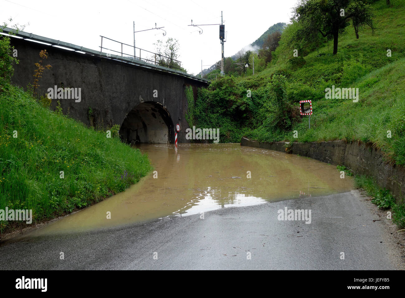 Marija Gradec, Lasko, Slivenia, fiume Savinja e flusso Lahomnica allagato sottopasso dopo una tempesta estiva Foto Stock