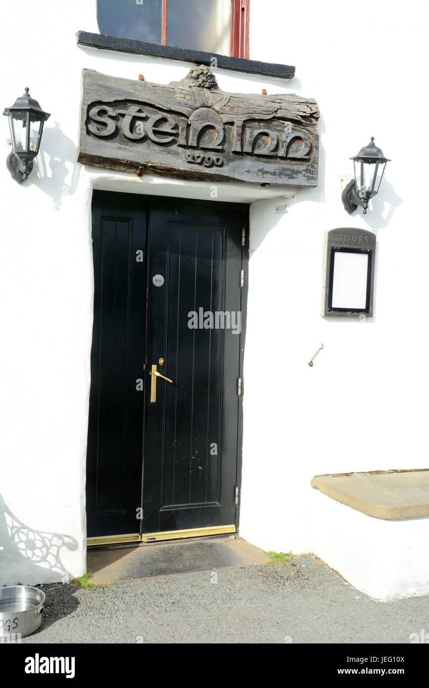 Legno intagliato cartello in legno sopra la porta di Stein Inn più antica locanda sull isola di Skye Waternish Scozia Scotland Foto Stock