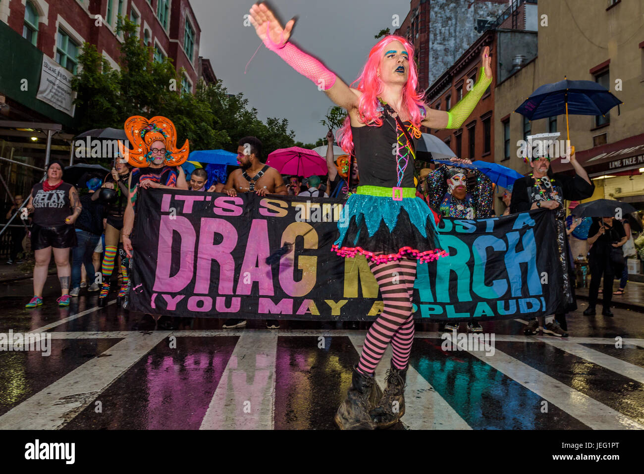 New York, Stati Uniti. Il 23 giugno, 2017. 2017 New York City trascinare marzo ricordare e onorare Gilbert Baker (1951-2017): il creatore della bandiera arcobaleno e co-fondatore di trascinare marzo. Credito: Erik McGregor/Pacific Press/Alamy Live News Foto Stock