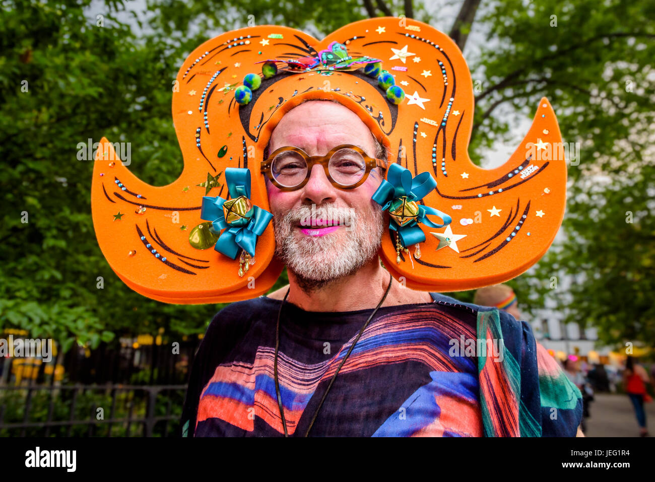 New York, Stati Uniti. Il 23 giugno, 2017. 2017 New York City trascinare marzo ricordare e onorare Gilbert Baker (1951-2017): il creatore della bandiera arcobaleno e co-fondatore di trascinare marzo. Credito: Erik McGregor/Pacific Press/Alamy Live News Foto Stock