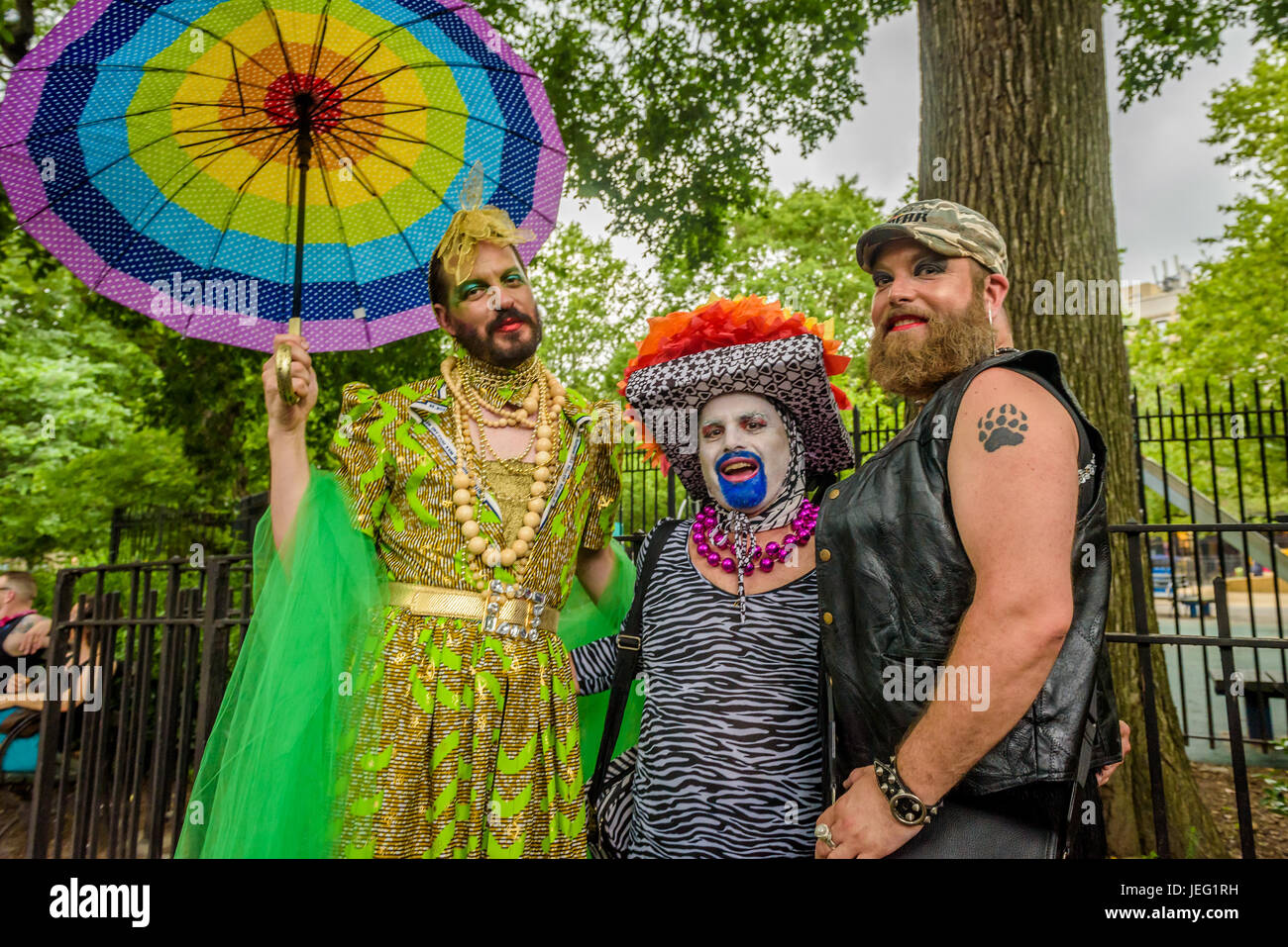 New York, Stati Uniti. Il 23 giugno, 2017. 2017 New York City trascinare marzo ricordare e onorare Gilbert Baker (1951-2017): il creatore della bandiera arcobaleno e co-fondatore di trascinare marzo. Credito: Erik McGregor/Pacific Press/Alamy Live News Foto Stock