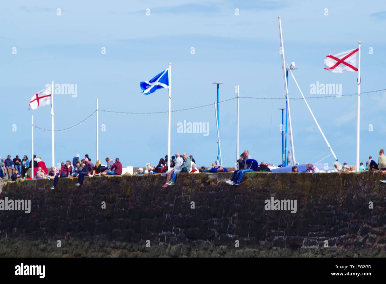 Paignton Harbour, spettatori a Torbay Airshow 2017. Devon, Regno Unito. Foto Stock