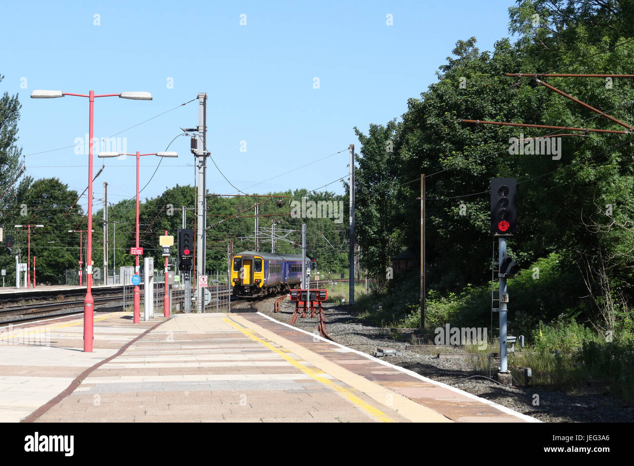 Classe 156 super sprinter diesel multiple unit, numero 156 480, lasciando la piattaforma 5 a Lancaster stazione ferroviaria sulla linea principale della costa occidentale. Foto Stock