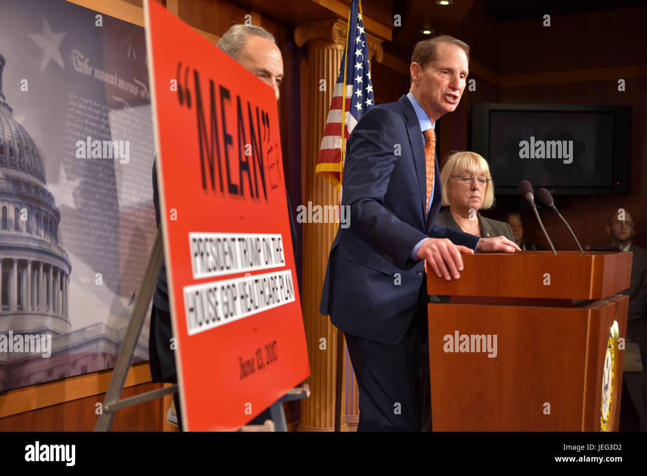 Stati Uniti Il senatore Ron Wyden di Oregon durante una conferenza stampa a seguito del rilascio dei repubblicani abrogazione e sostituzione di Obamacare su Capitol Hill Giugno 22, 2017 a Washington, DC. Wyden era unita da parte dei colleghi democratici Senato leader della minoranza Chuck Schumer, sinistra e Sen. Patty Murray, destra, denunciato il disegno di legge che è previsto di 24 milioni di americani off healthcare. Foto Stock