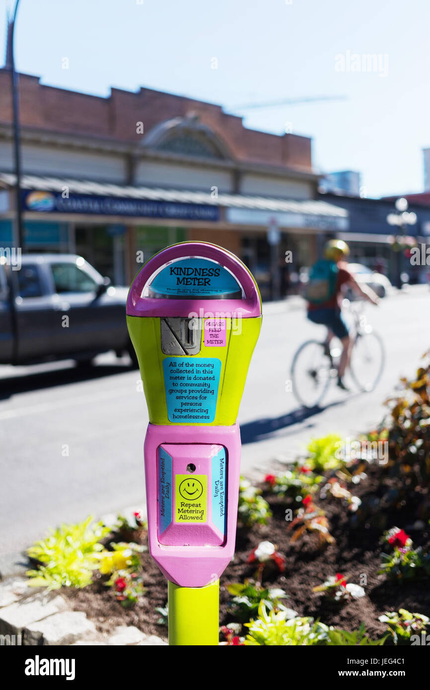 Rosa e giallo misuratore di cortesia per aiutare con il fenomeno dei senzatetto. Victoria, BC, Canada Foto Stock