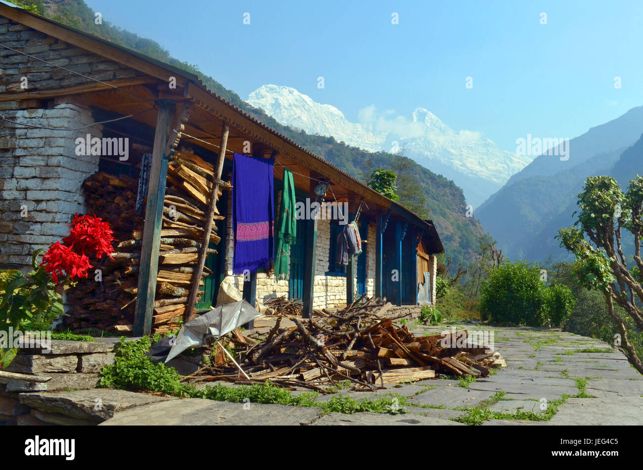 Casa di villaggio Gurung. Ogni giorno la vita Nepalese. Montagna himalayana Foto Stock