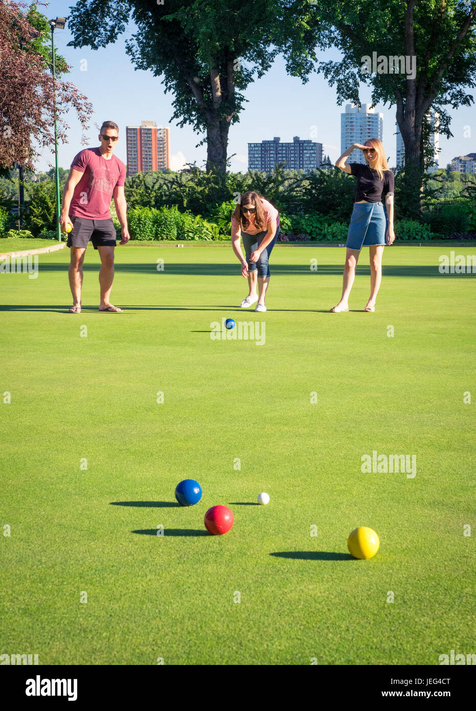Amici giocare a bocce su un curato bowling green presso il Royal Prato Bowling Club in Edmonton, Alberta, Canada. Foto Stock