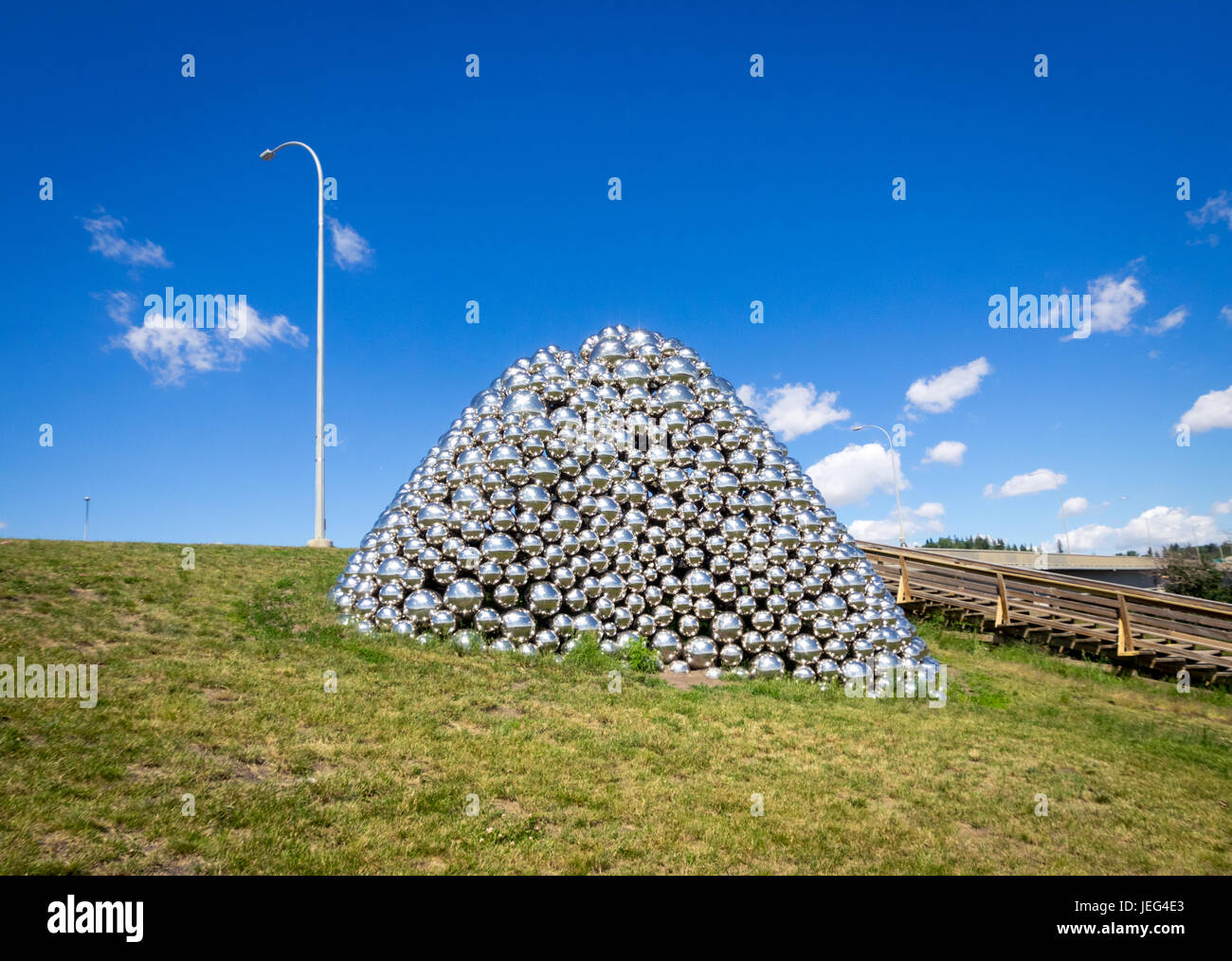 Una vista del pubblico scultura di quasi 1.000 acciaio inossidabile sfere noto come astragalo cupola in Edmonton, Alberta, Canada. Foto Stock