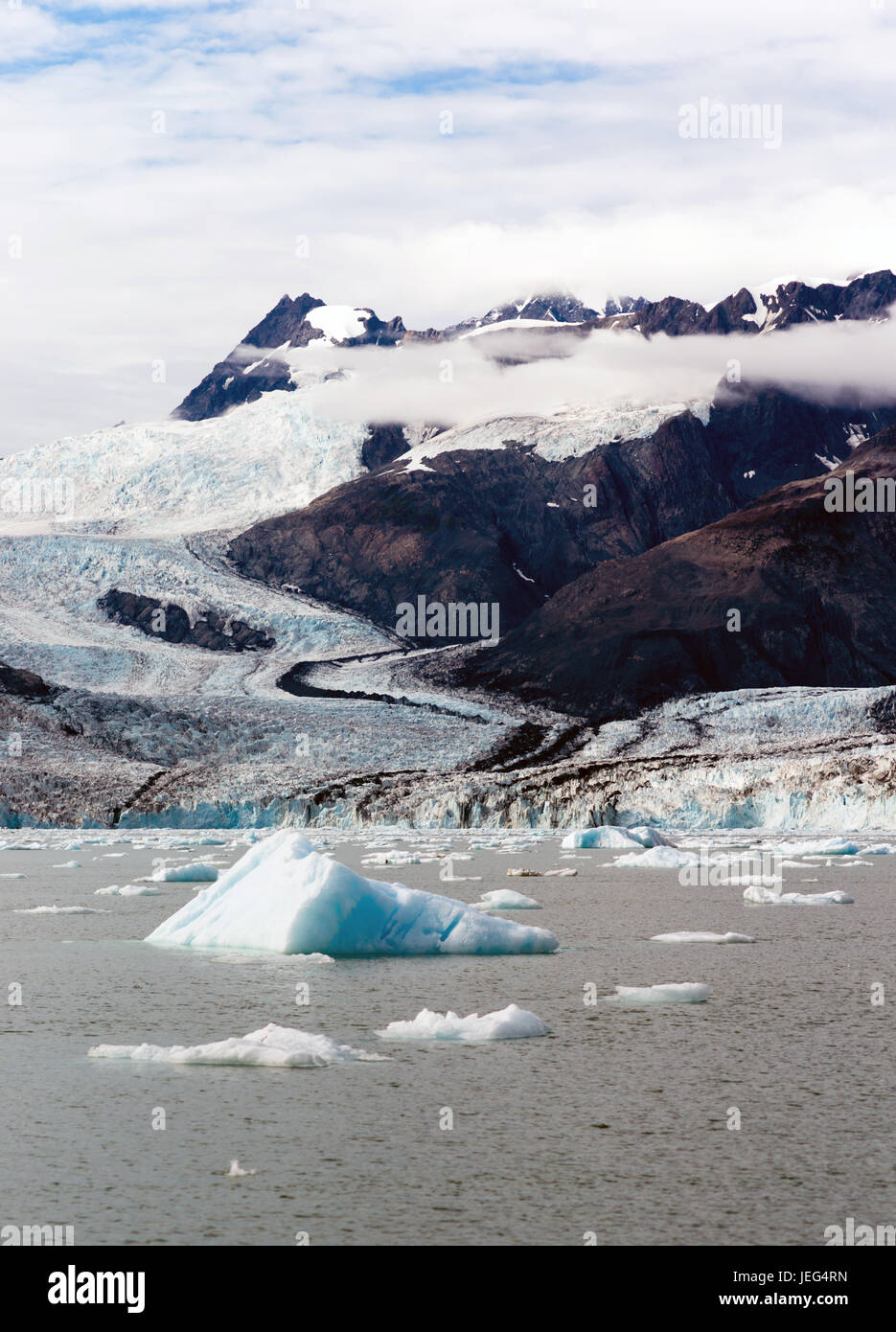 Iceberg galleggiante nell'oceano appena partorito off ghiacciai locali Foto Stock