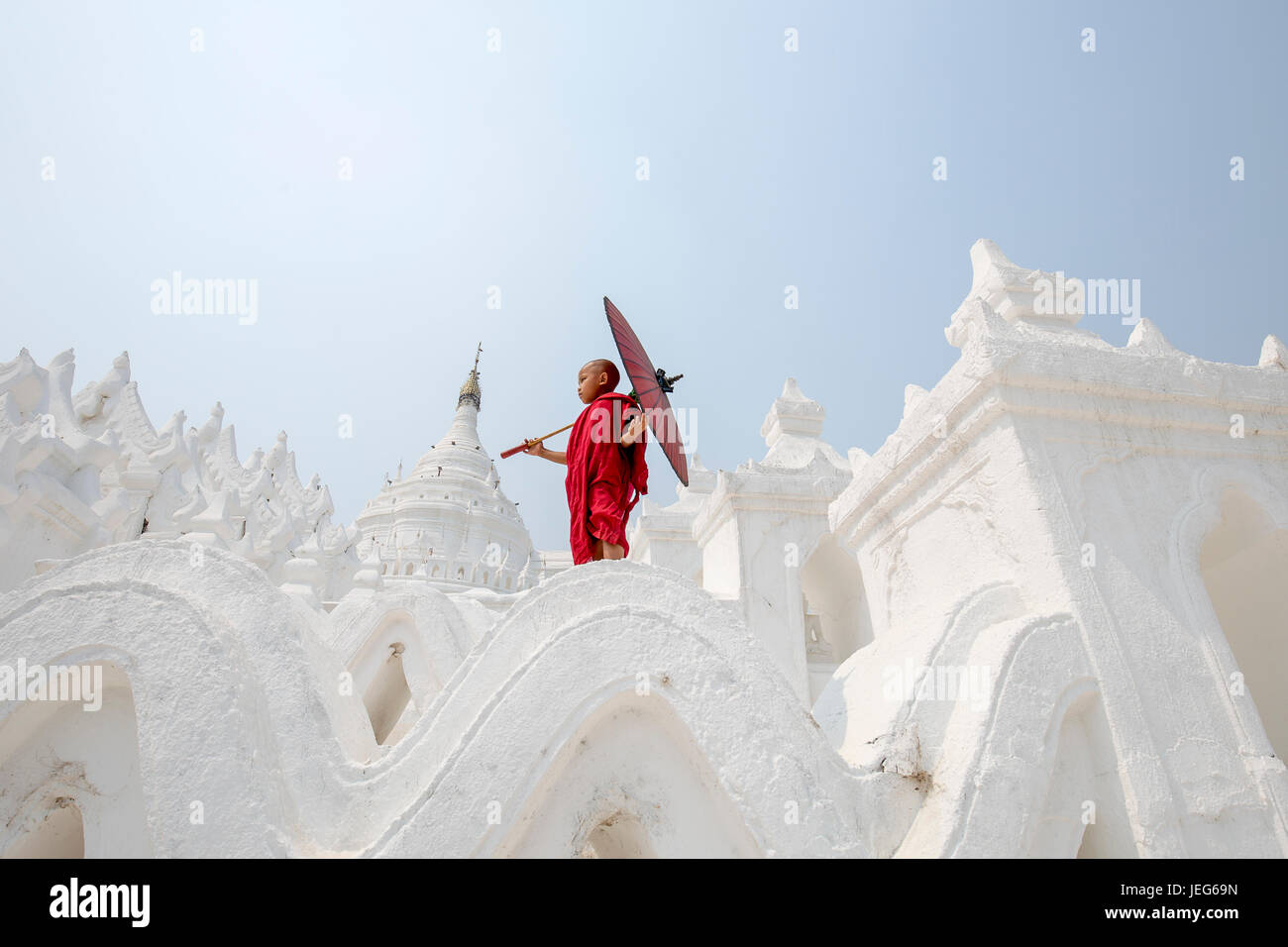 I monaci con ombrellone nella Pagoda Hsinbyume tempio in Myanmar Mandalay Mingon Sagaing bianca regione pagoda tempio Myanmar Foto Stock