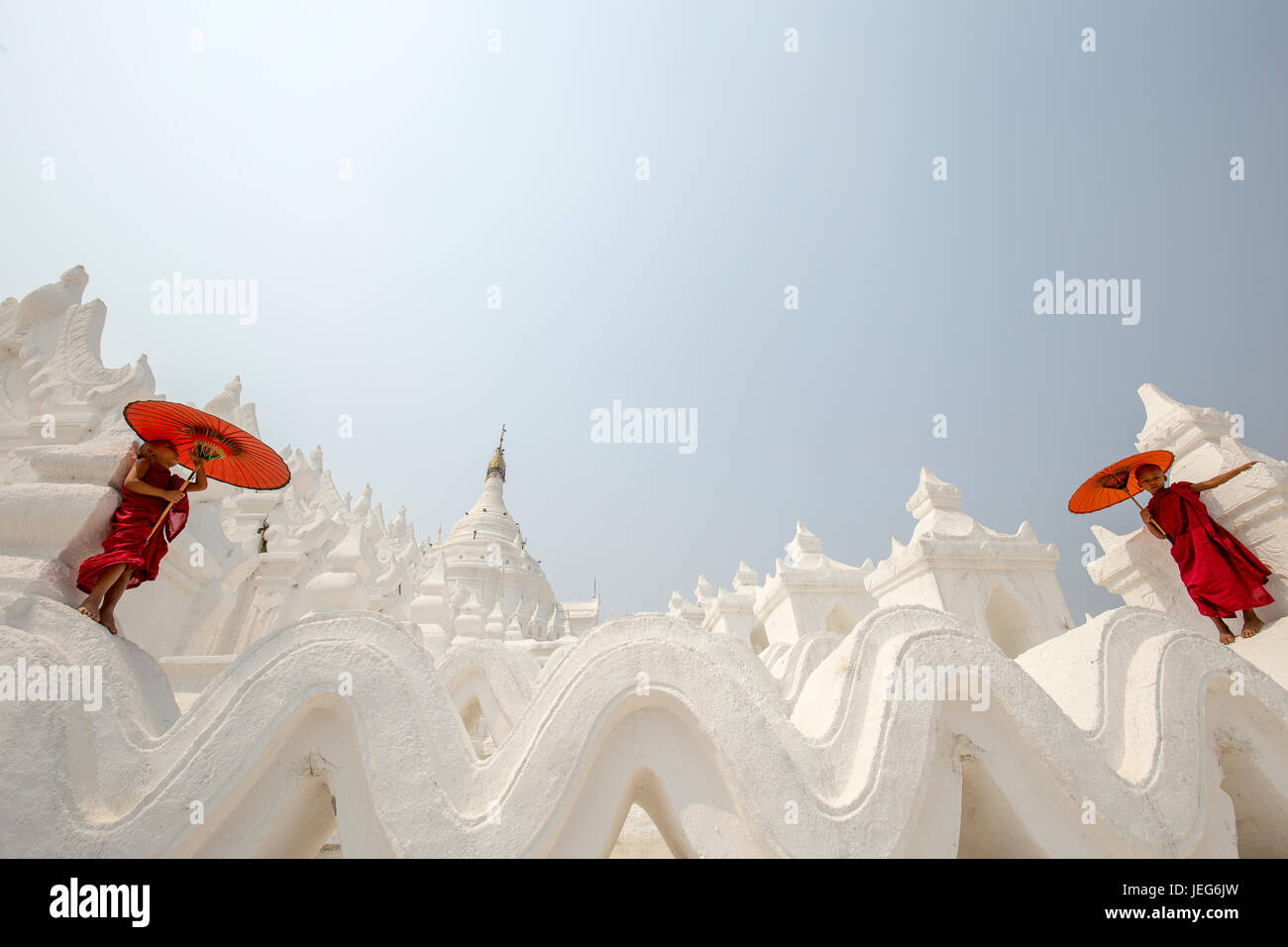 I monaci con ombrellone nella Pagoda Hsinbyume tempio in Myanmar Mandalay Mingon Sagaing bianca regione pagoda tempio Myanmar Foto Stock