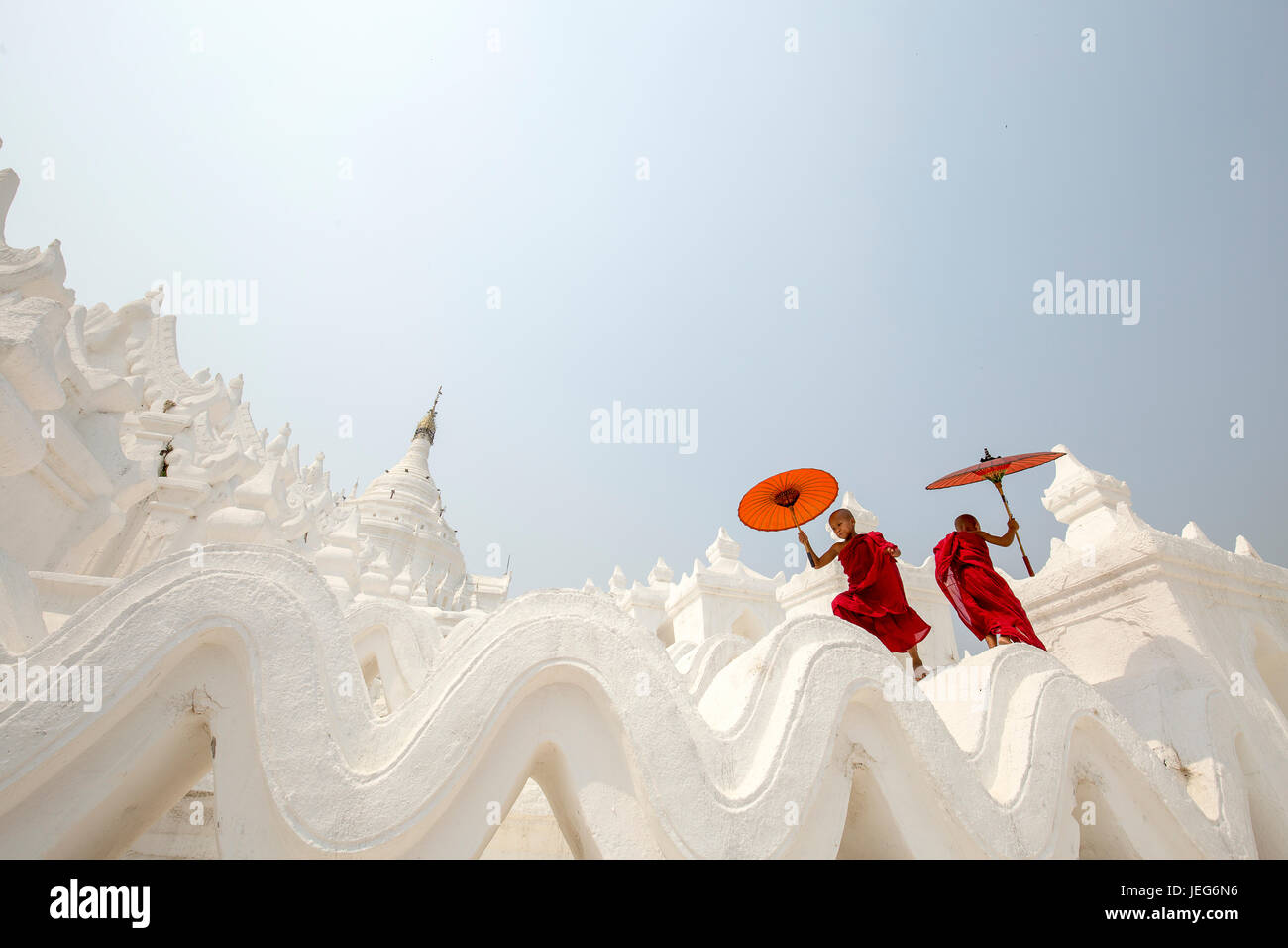 I monaci con ombrellone nella Pagoda Hsinbyume tempio in Myanmar Mandalay Mingon Sagaing bianca regione pagoda tempio Myanmar Foto Stock