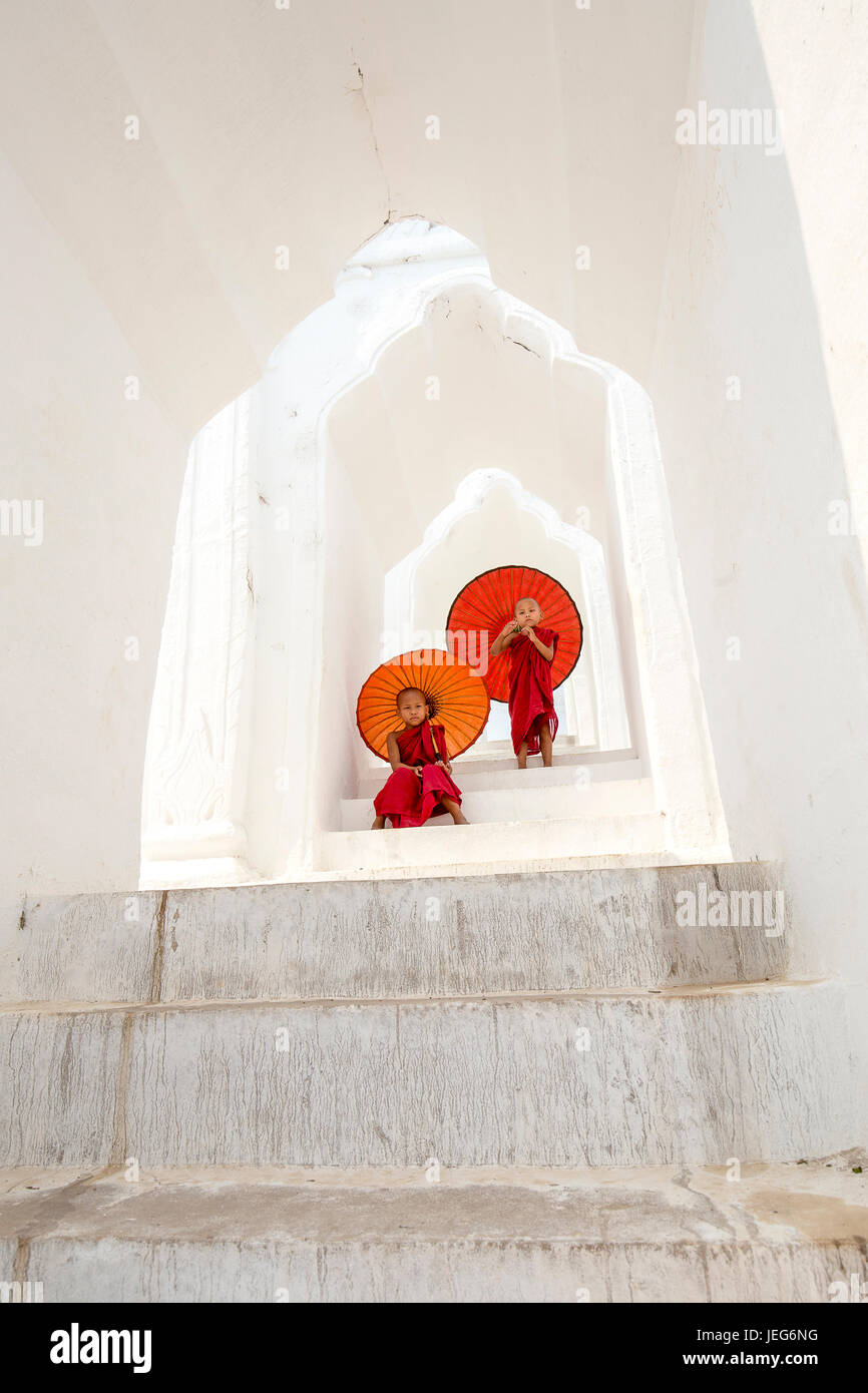 I monaci con ombrellone nella Pagoda Hsinbyume tempio in Myanmar Mandalay Mingon Sagaing bianca regione pagoda tempio Myanmar Foto Stock
