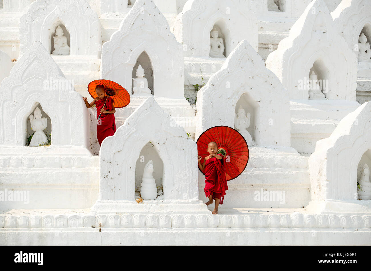 I monaci con ombrellone nella Pagoda Hsinbyume tempio in Myanmar Mandalay Mingon Sagaing bianca regione pagoda tempio Myanmar Foto Stock