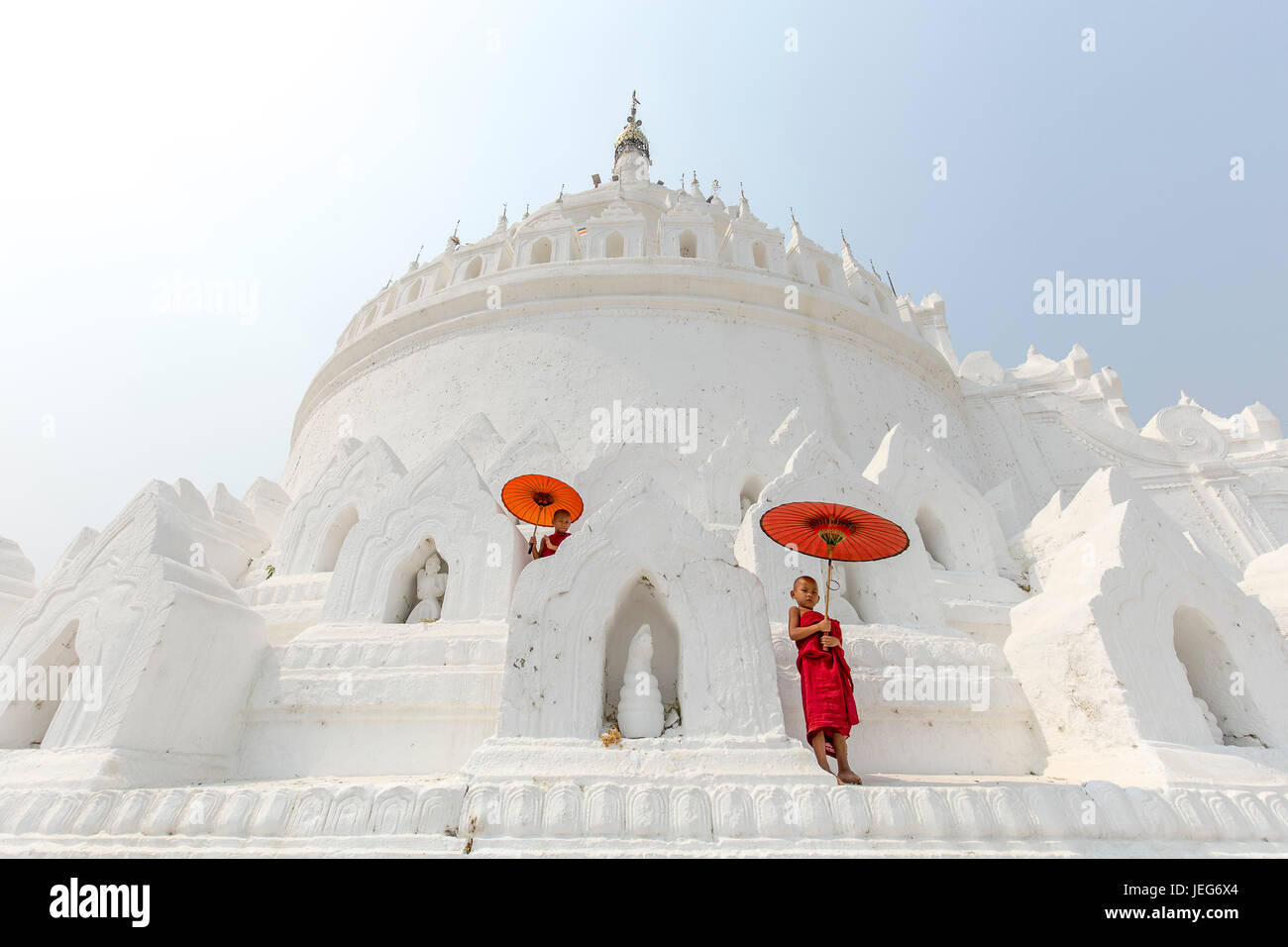 I monaci con ombrellone nella Pagoda Hsinbyume tempio in Myanmar Mandalay Mingon Sagaing bianca regione pagoda tempio Myanmar Foto Stock