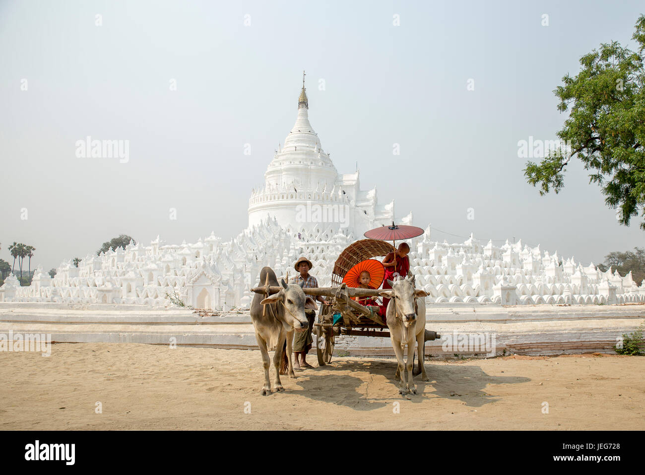 Pagoda Hsinbyume Myatheindan Pagoda in Mingun Mandalay Myanmar Travel temple - Pagoda tempio bianco in Mingun Foto Stock