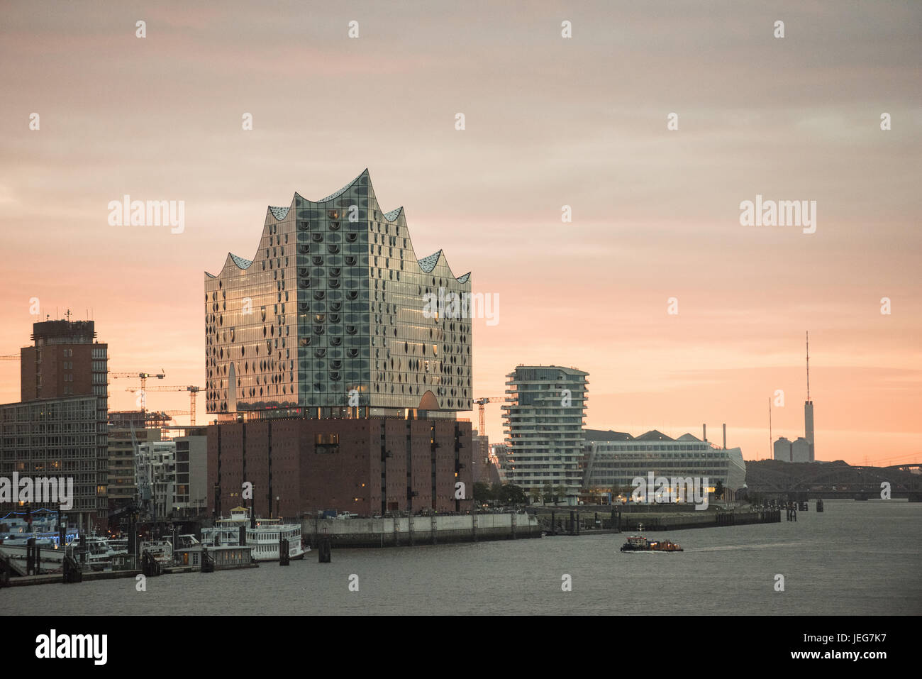 Amburgo, Germania, skyline dal porto di Amburgo con Elbphilharmonie Foto Stock