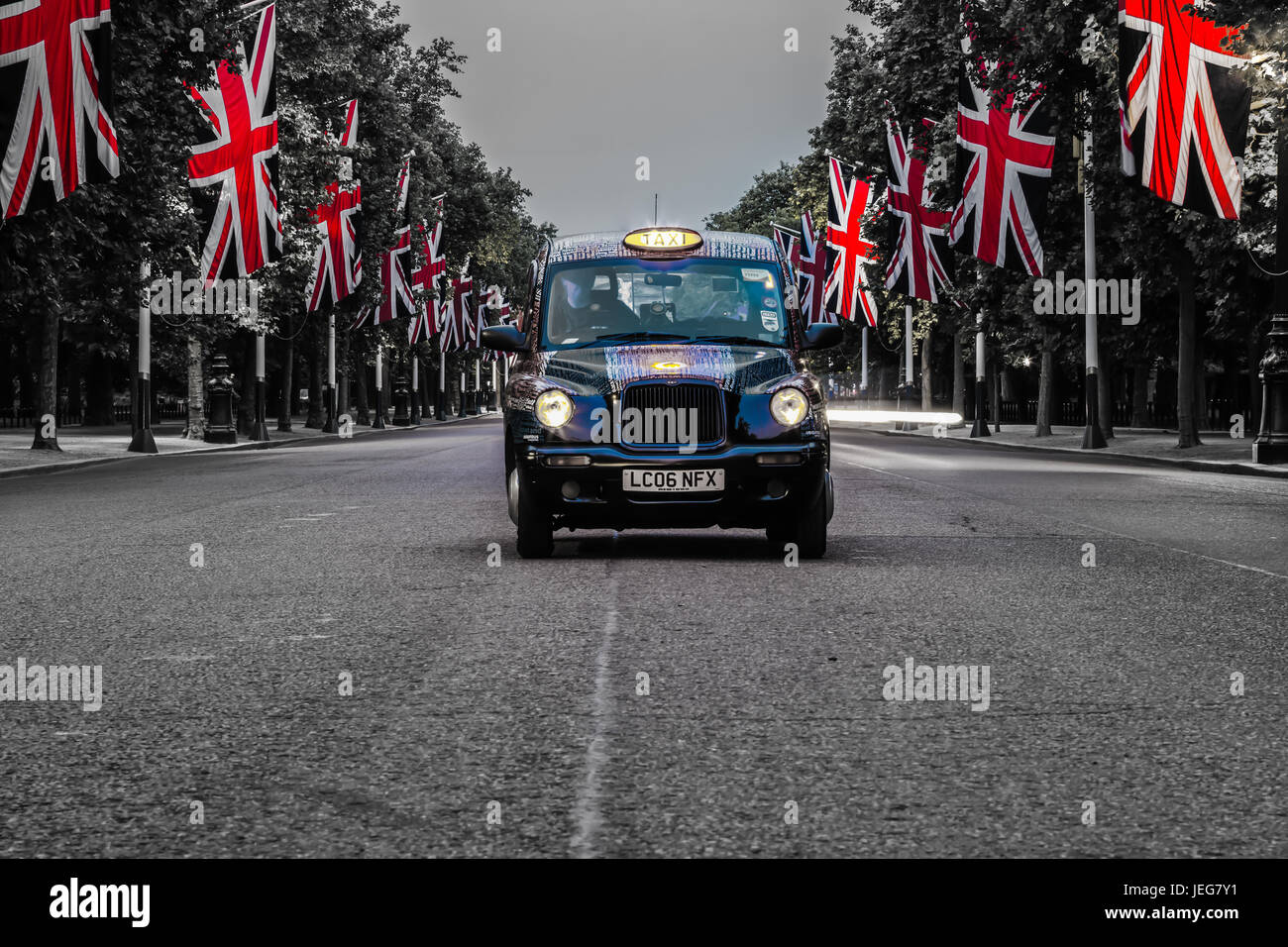 Londra taxi circondato da martinetti di unione Foto Stock