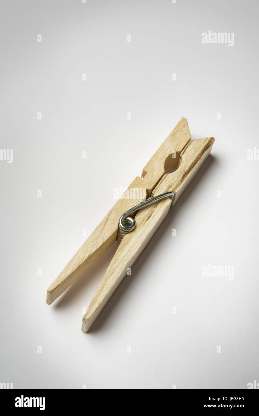 Molletta Da Bucato Che Appende Con La Carta Di Carta Vuota Rosa Due Cuori Di Carta Rosa Su Fondo Di Legno Lilla Con Lo Spazio 92280512