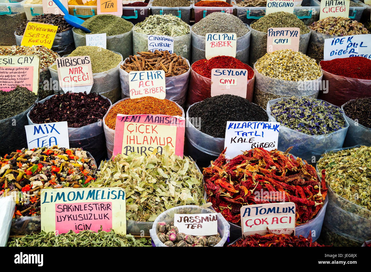 Pressione di stallo di mercato con borse aperte la visualizzazione di varietà di tè e spezie. Foto Stock