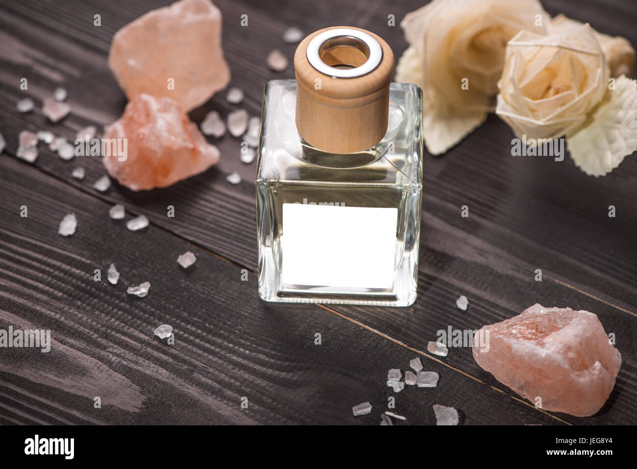 Spa decorazione. Bottiglia di olio essenziale e progetto di fiori. Foto Stock