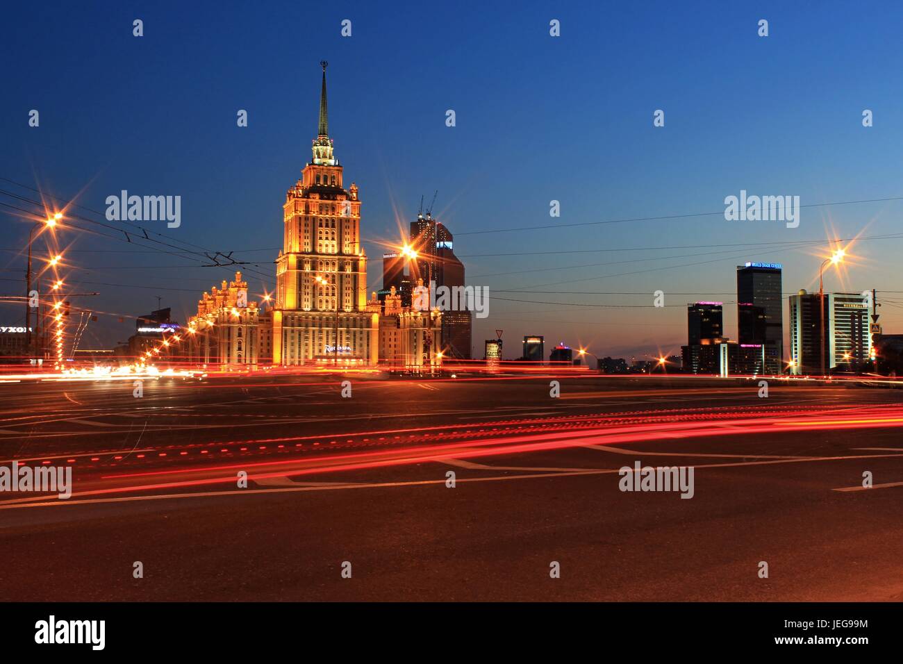 Mosca, Russia - Agosto, 2015: Scena Notturna di Mosca, Russia con vetture di sentieri di luce e di Stalin grattacielo - Hotel Ukraina o Radisson Hotel Foto Stock