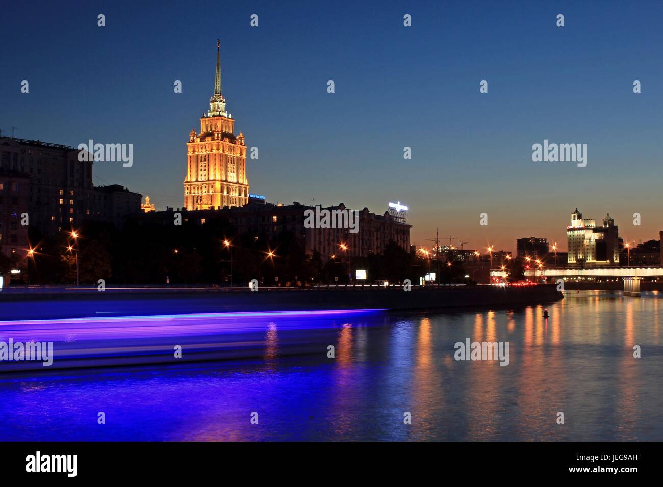 Mosca, Russia - Agosto, 2016: Scena Notturna di Mosca, Russia con il fiume di Mosca e Stalin grattacielo - Hotel Ukraina del Radisson Hotel Foto Stock