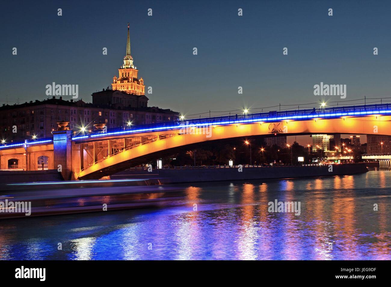 Scena notturna di Mosca, Russia con il fiume di Mosca e Stalin grattacielo Foto Stock