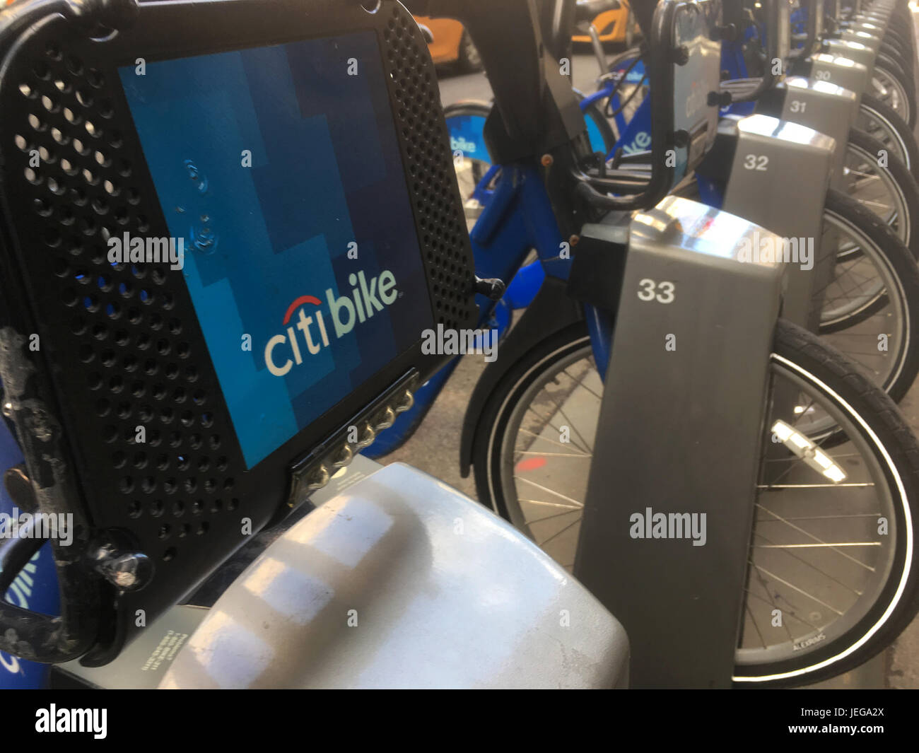 New York City - 28 Gennaio 2017: La linea di biciclette Citi attraccata a Midtown Manhattan sulla 37a strada. Programma di condivisione moto di New York sponsorizzato da una banca. Foto Stock
