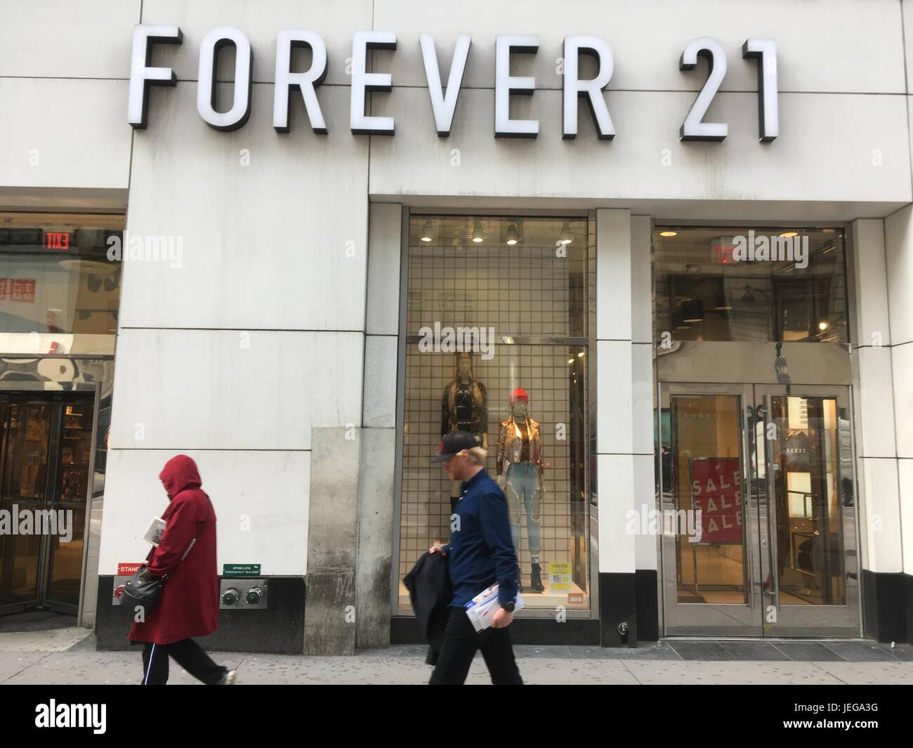 NEW YORK CITY - 1 febbraio 2017: la gente che passa la facciata di Forever 21 negozio di abbigliamento nel centro di Manhattan in una fredda giornata invernale nella Città di New York. Foto Stock