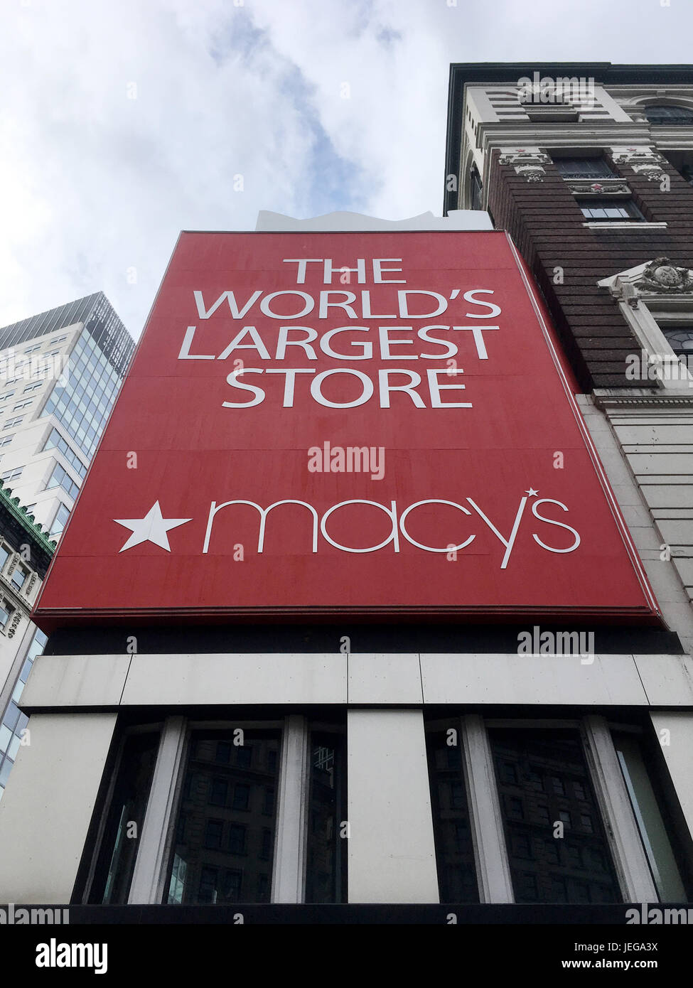 1 febbraio 2017: Guardando il cartello del Department Store di Macy, si dichiara che Macy's è il più grande negozio al mondo. R H Macy and Co Store sulla 34esima strada di New York. Foto Stock