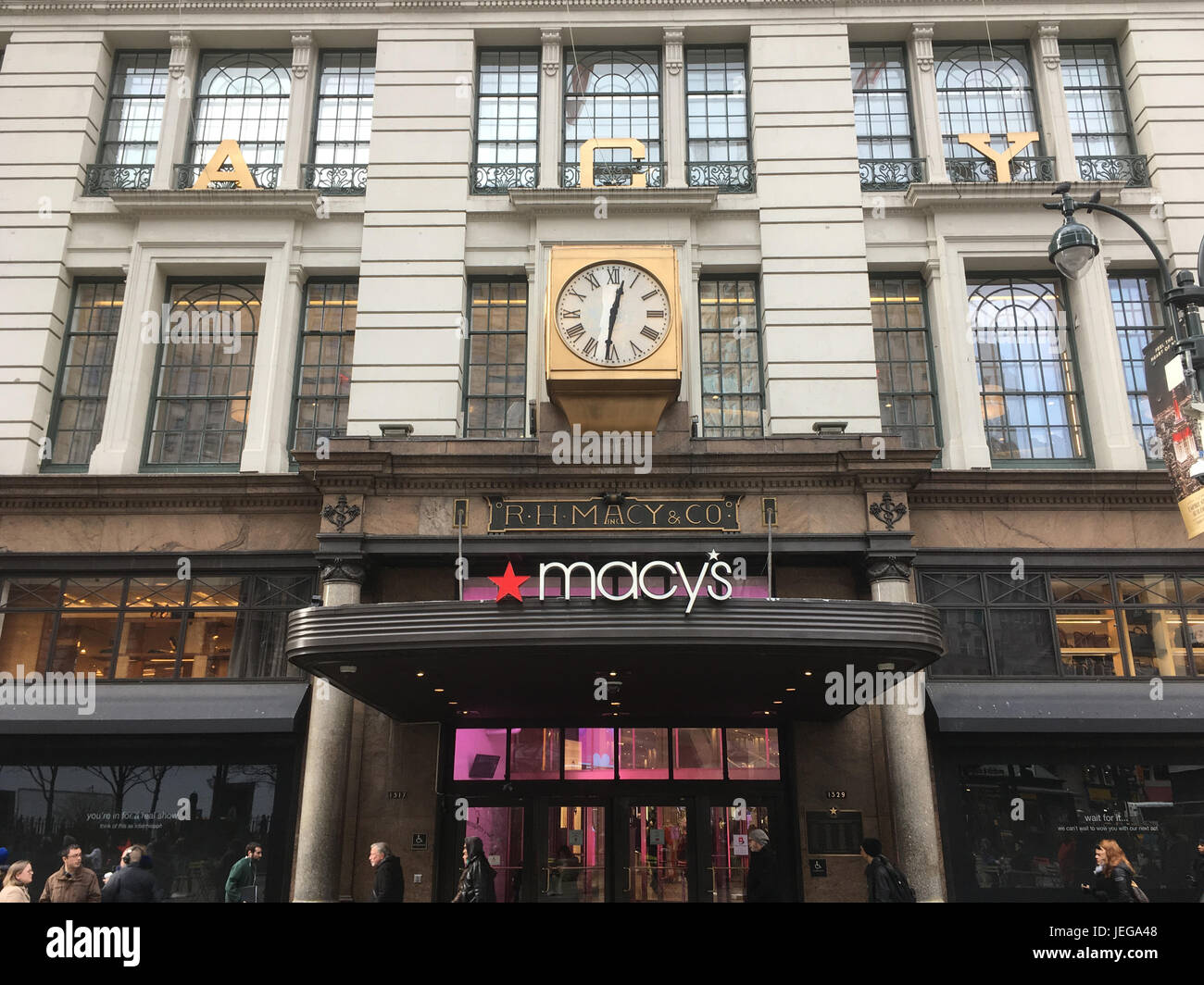 1 febbraio 2017 - New York City: Ingresso principale al Macy's Department Store con iconico orologio dorato nel pomeriggio invernale a New York. Foto Stock