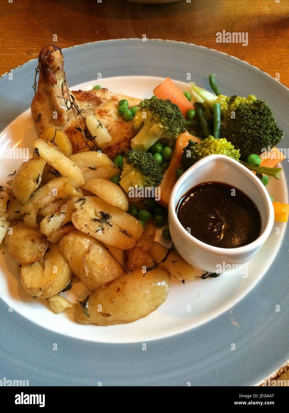 Corbridge, Inghilterra, Regno Unito. La cena al Black Bull Pub: pollo, patate, verdure miste. Foto Stock