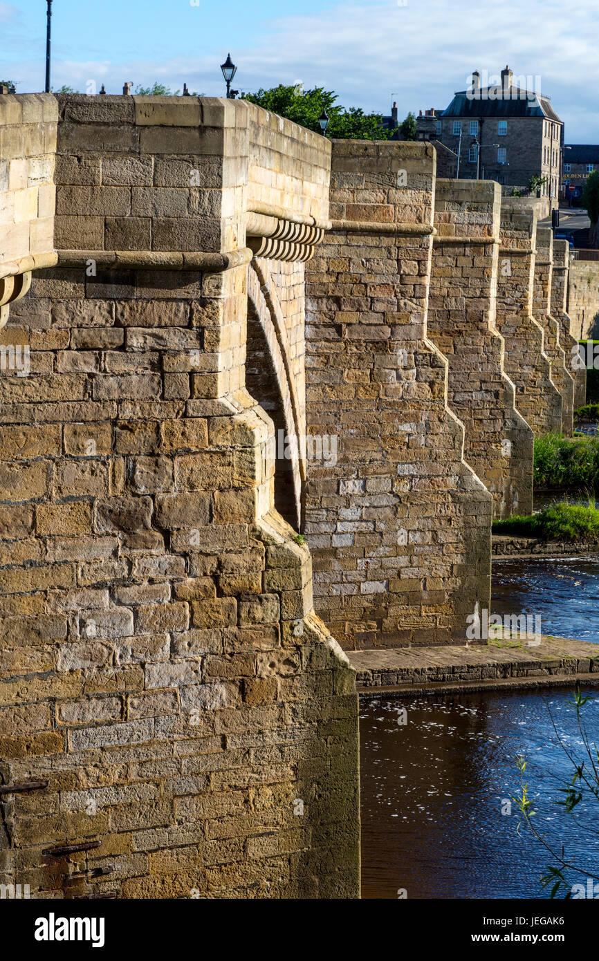 Corbridge, Northumberland, Inghilterra, Regno Unito. Ponte sul Fiume Tyne, completato 1674. Foto Stock