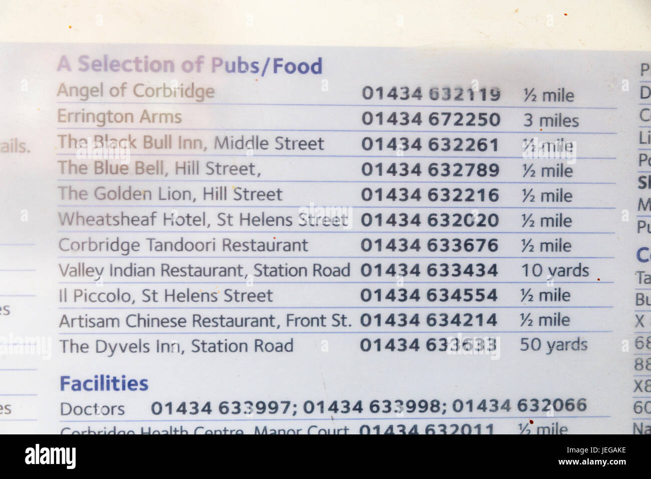 Corbridge, Northumberland, Inghilterra, Regno Unito. Directory per la città Ristoranti inviato presso la locale stazione ferroviaria. Foto Stock