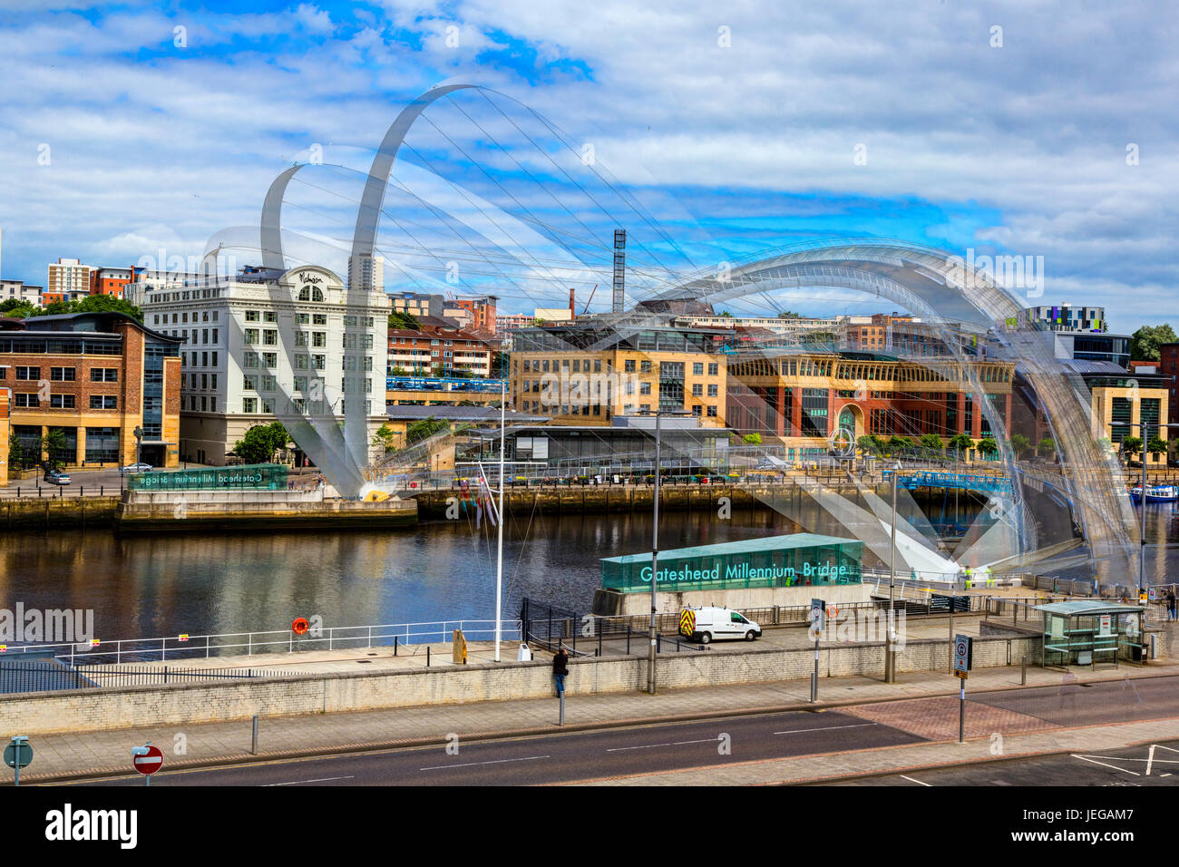 Newcastle-upon-Tyne & Gateshead, Inghilterra, Regno Unito. Millennium Bridge, un pedone tilt-ponte sul fiume Tyne. Esposizione multipla. Foto Stock