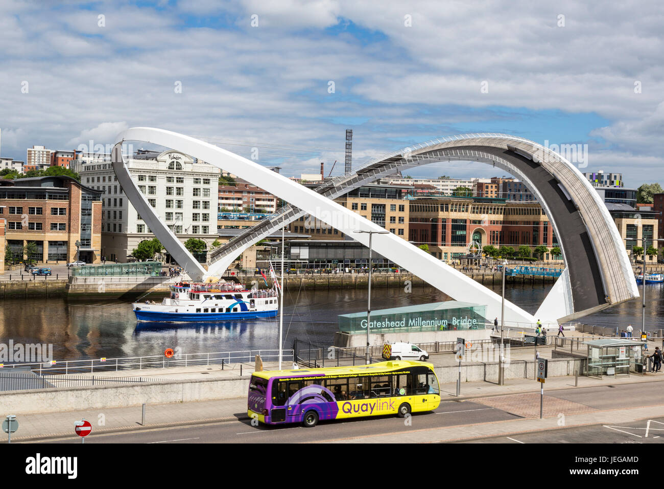 Newcastle-upon-Tyne, Inghilterra, Regno Unito. Gateshead Millennium Bridge a metà giornata la rotazione sul fiume Tyne. Foto Stock