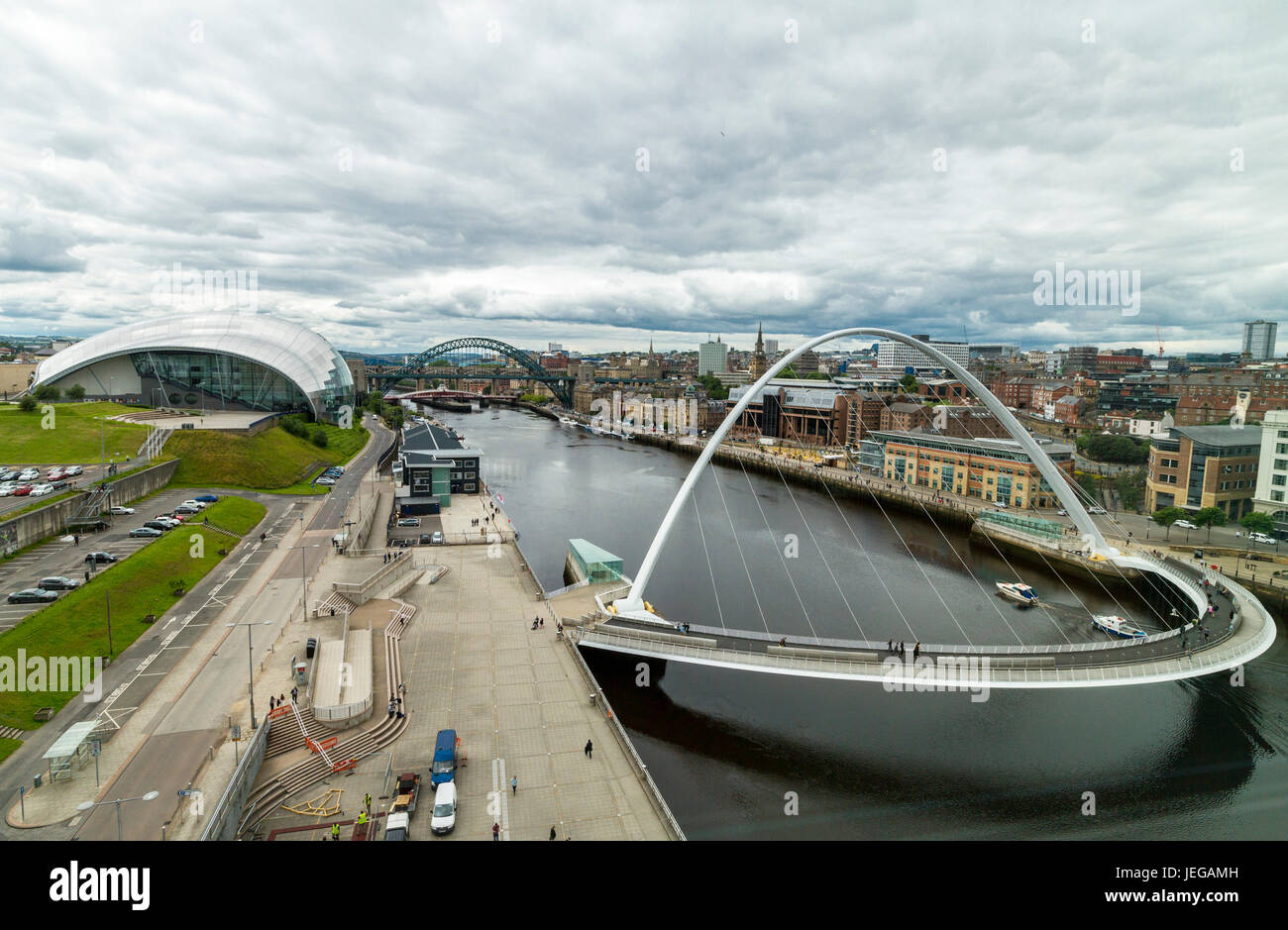 Newcastle-upon-Tyne, Inghilterra, Regno Unito. Gateshead Millennium Bridge sul fiume Tyne in primo piano, Tyne Bridge e la Salvia Concerto in background Foto Stock