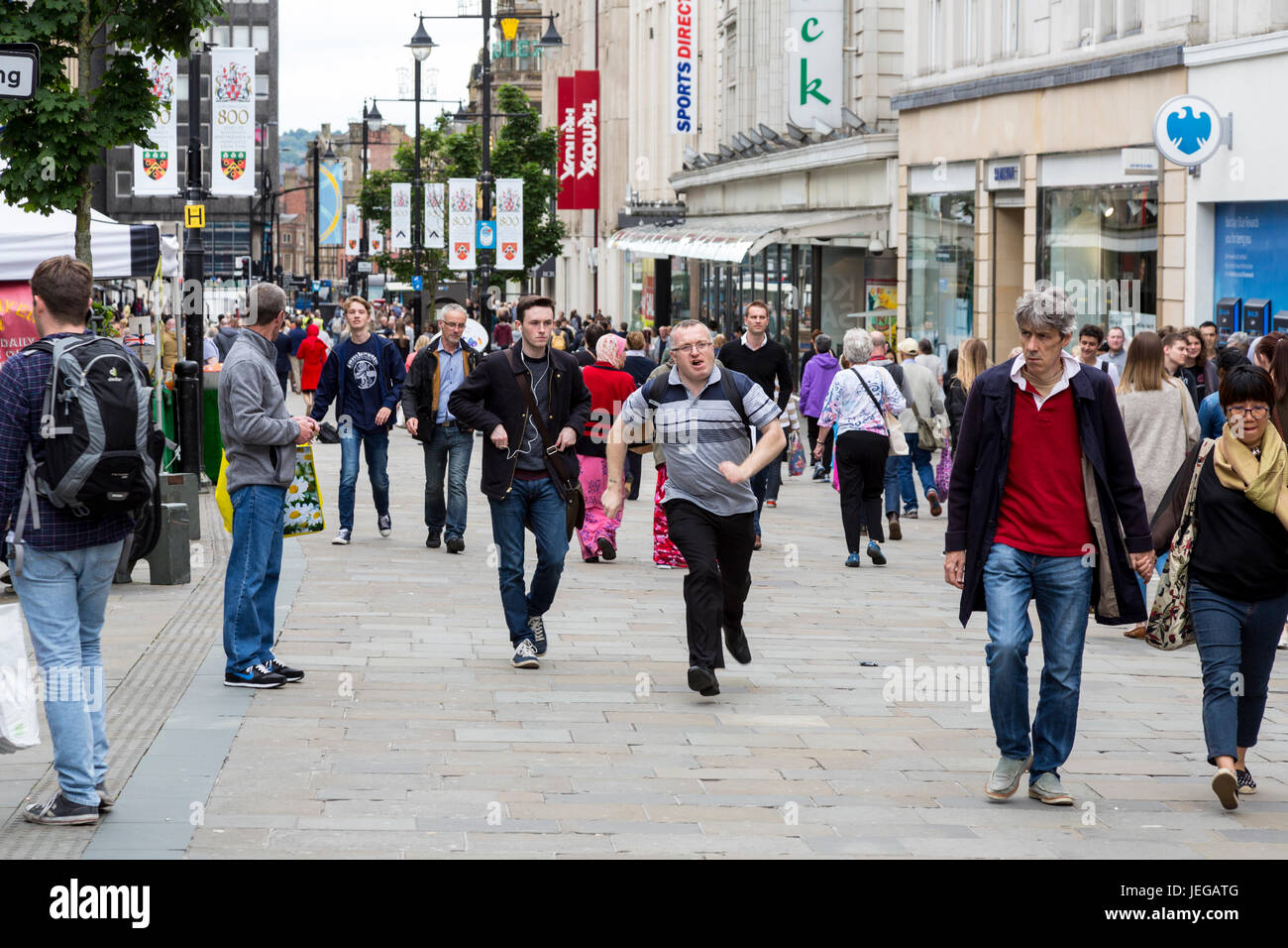 Newcastle-upon-Tyne, Inghilterra, Regno Unito. Northumberland Street scene, pedoni a piedi, negozi. Foto Stock