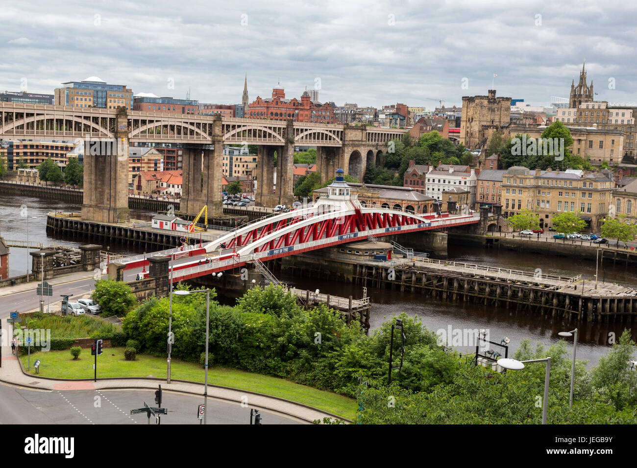 Newcastle-upon-Tyne, Inghilterra, Regno Unito. Ponte girevole nella terra di mezzo, alto livello ponte in background, collegamento a Gateshead Newcastle. Foto Stock