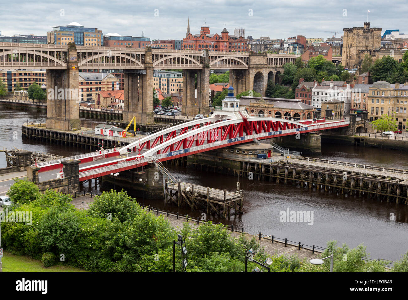 Newcastle-upon-Tyne, Inghilterra, Regno Unito. Ponte girevole nella terra di mezzo, alto livello ponte in background, collegamento a Gateshead Newcastle. Foto Stock