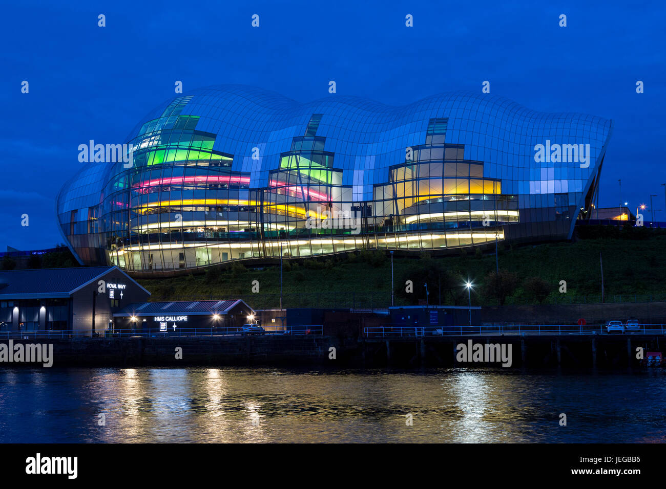 Newcastle-upon-Tyne, Inghilterra, Regno Unito. La Salvia Concerto in Gateshead, attraverso il Fiume Tyne di notte. Foto Stock