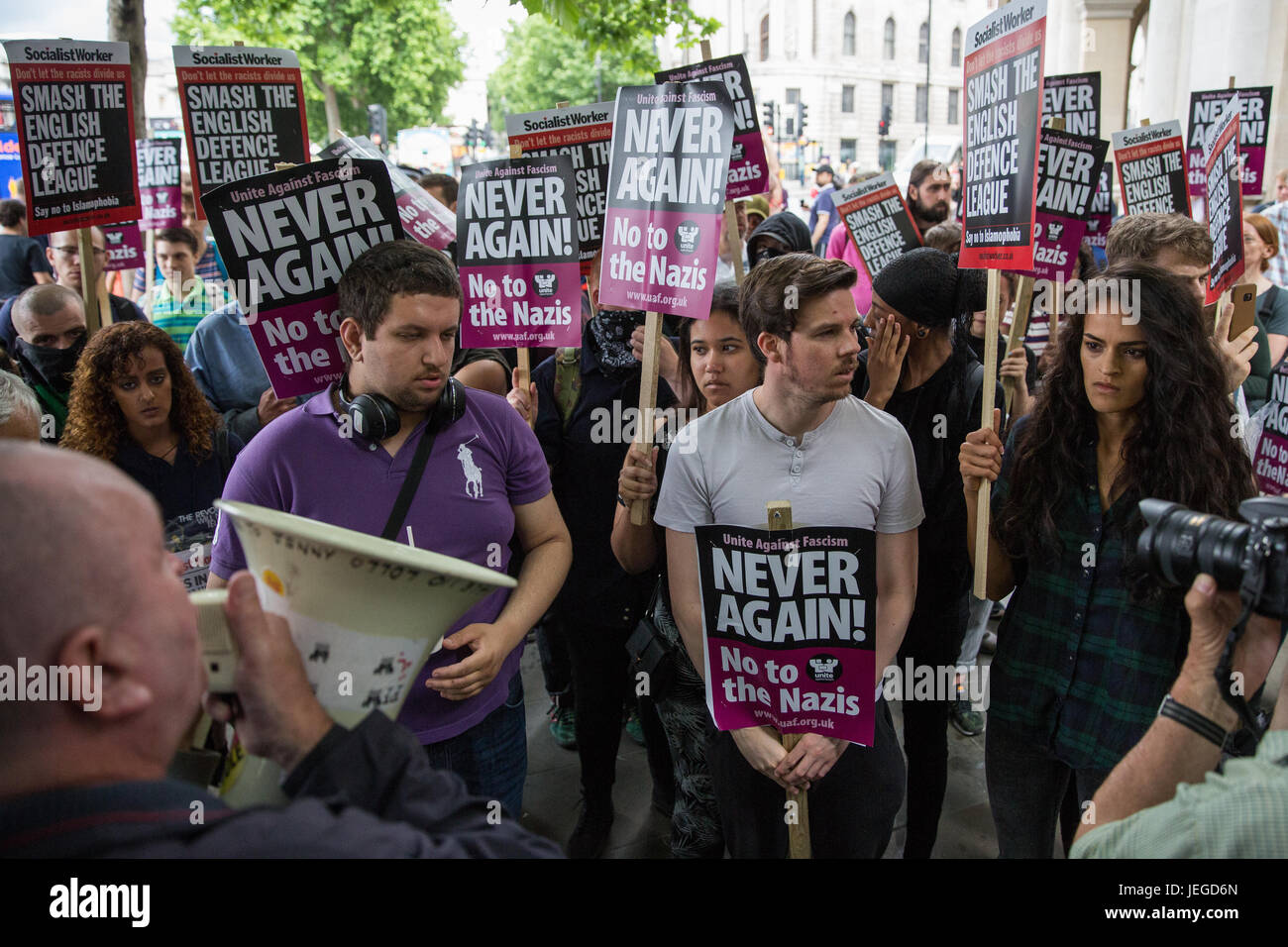 Londra, Regno Unito. Il 24 giugno 2017. Anti-fascisti assemblare vicino a Trafalgar Square per tenere un contatore-protesta per un mese di marzo dalla difesa inglese League. Credito: Mark Kerrison/Alamy Live News Foto Stock