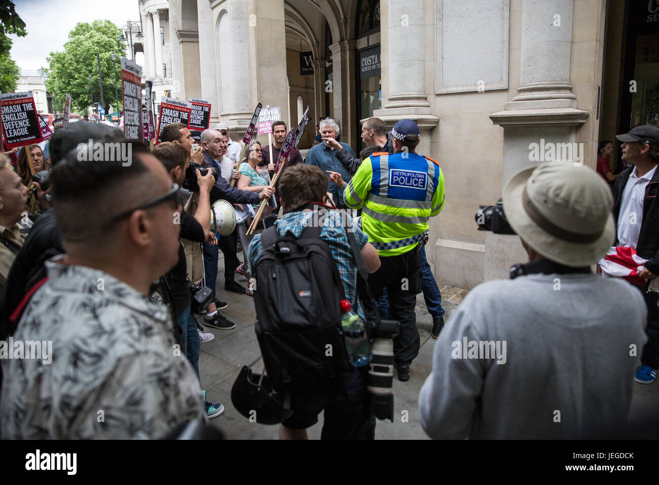 Londra, Regno Unito. Il 24 giugno 2017. Membri della Difesa inglese League gesto verso anti-fascisti staging un contatore-protesta sul bordo di Trafalgar Square. Credito: Mark Kerrison/Alamy Live News Foto Stock