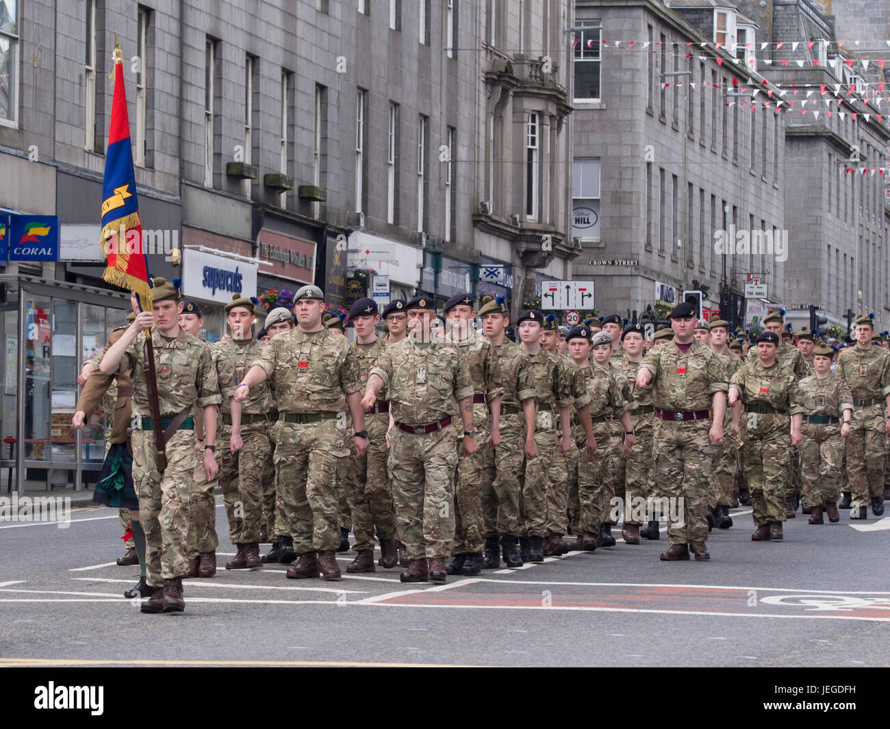 Aberdeen, Scozia, Regno Unito. Il 24 giugno 2017. Militari di bande di cornamuse, i soldati e i cadetti in rappresentanza di Scottish regiments parade lungo la Union Street, Aberdeen, durante le Forze Armate giorno 2017. Credito: AC Immagini/Alamy Live News Foto Stock