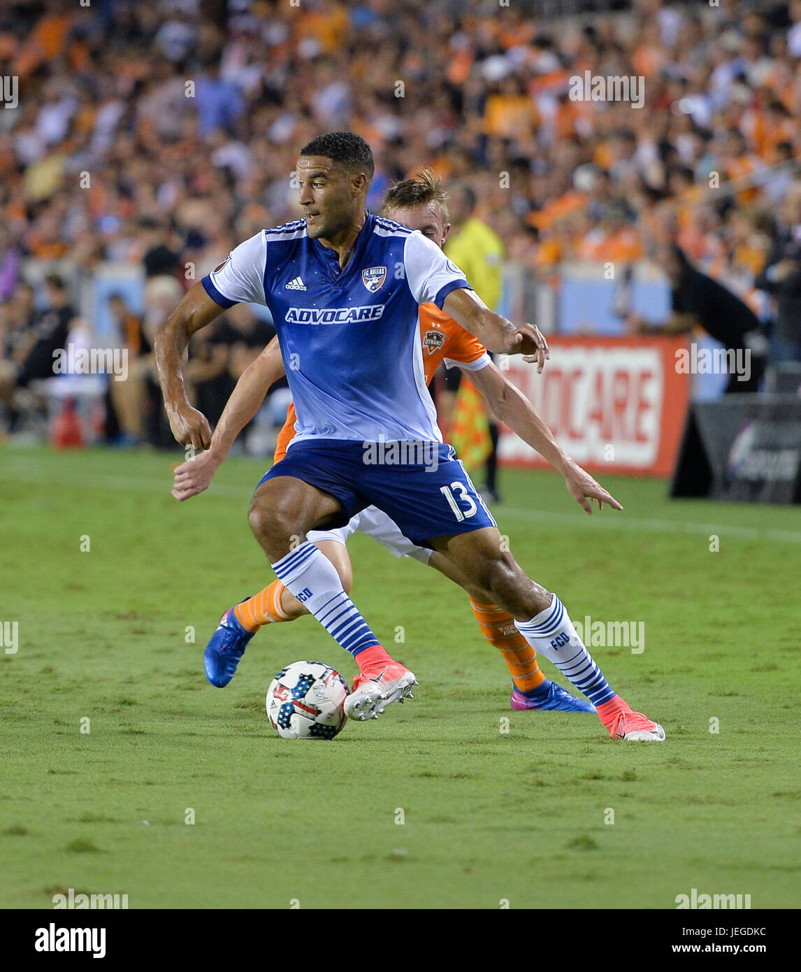 Houston, TX, Stati Uniti d'America. Il 23 giugno, 2017. FC Dallas avanti Tesho Akindele (13) fa una mossa di alzarsi campo durante una Major League Soccer Game tra la Houston Dynamo e FC Dallas di BBVA Compass Stadium di Houston, TX. Chris Brown/CSM/Alamy Live News Foto Stock