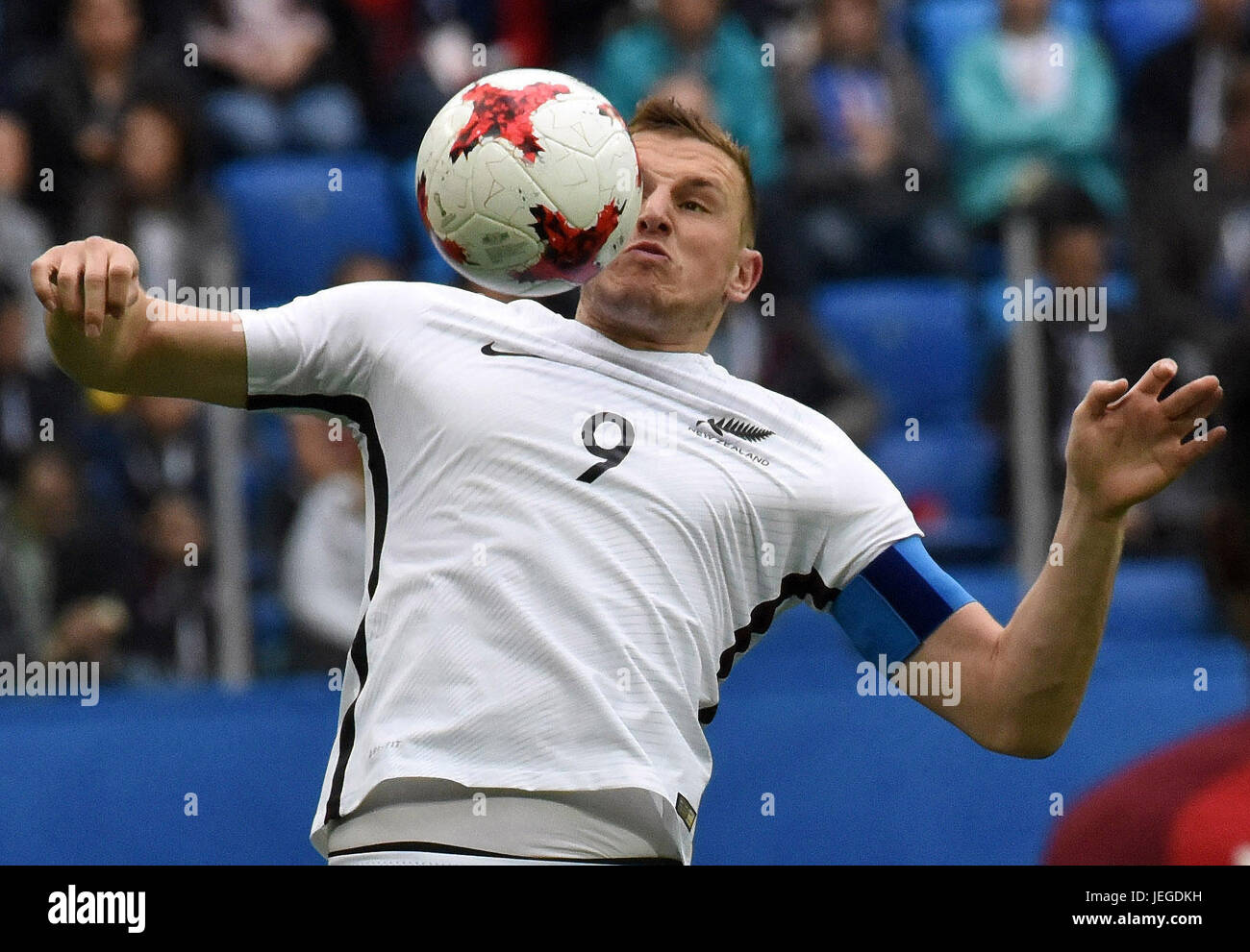 San Pietroburgo, Russia. Il 24 giugno 2017. La Russia. San Pietroburgo. Giugno 24, 2017. Nazionale di calcio della Nuova Zelanda giocatori Chris Wood in FIFA 2017 group stage partita di calcio tra le squadre nazionali della Nuova Zelanda e del Portogallo. Credito: Andrey Pronin/ZUMA filo/Alamy Live News Foto Stock