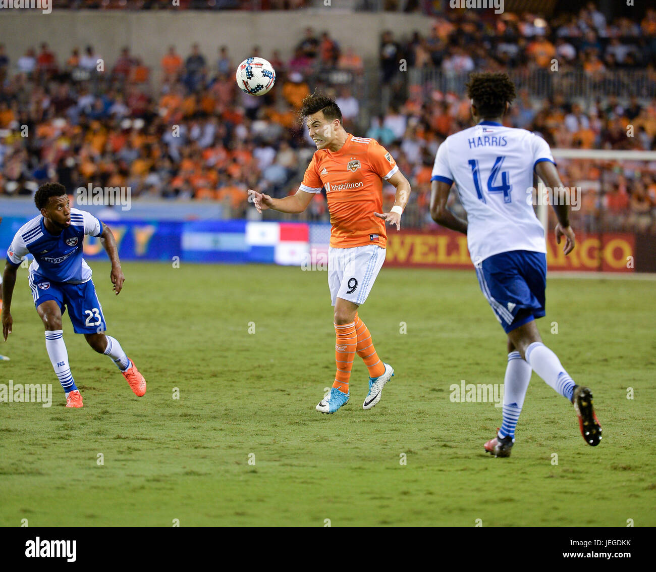 Houston, TX, Stati Uniti d'America. Il 23 giugno, 2017. Houston Dynamo avanti Erick Torres (9) durante un Major League Soccer Game tra la Houston Dynamo e FC Dallas di BBVA Compass Stadium di Houston, TX. Chris Brown/CSM/Alamy Live News Foto Stock