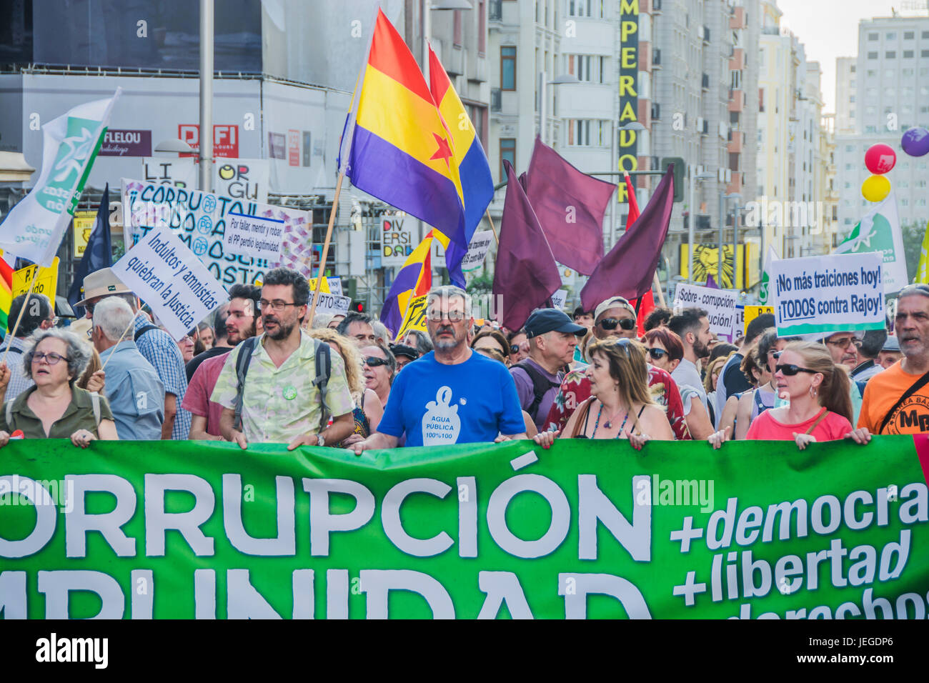 Madrid, Spagna. 24 GIU, 2017. La protesta contro la corruzione in Madrid, la manifestazione si è svolta dalla Glorieta de Embajadores a piazza Puerta del Sol. La dimostrazione è circa la corruzione del governo del Partido popular di Mariano Rajoy in Spagna a Madrid. Credito: Alberto Ramírez Sibaja/Alamy Live News Foto Stock